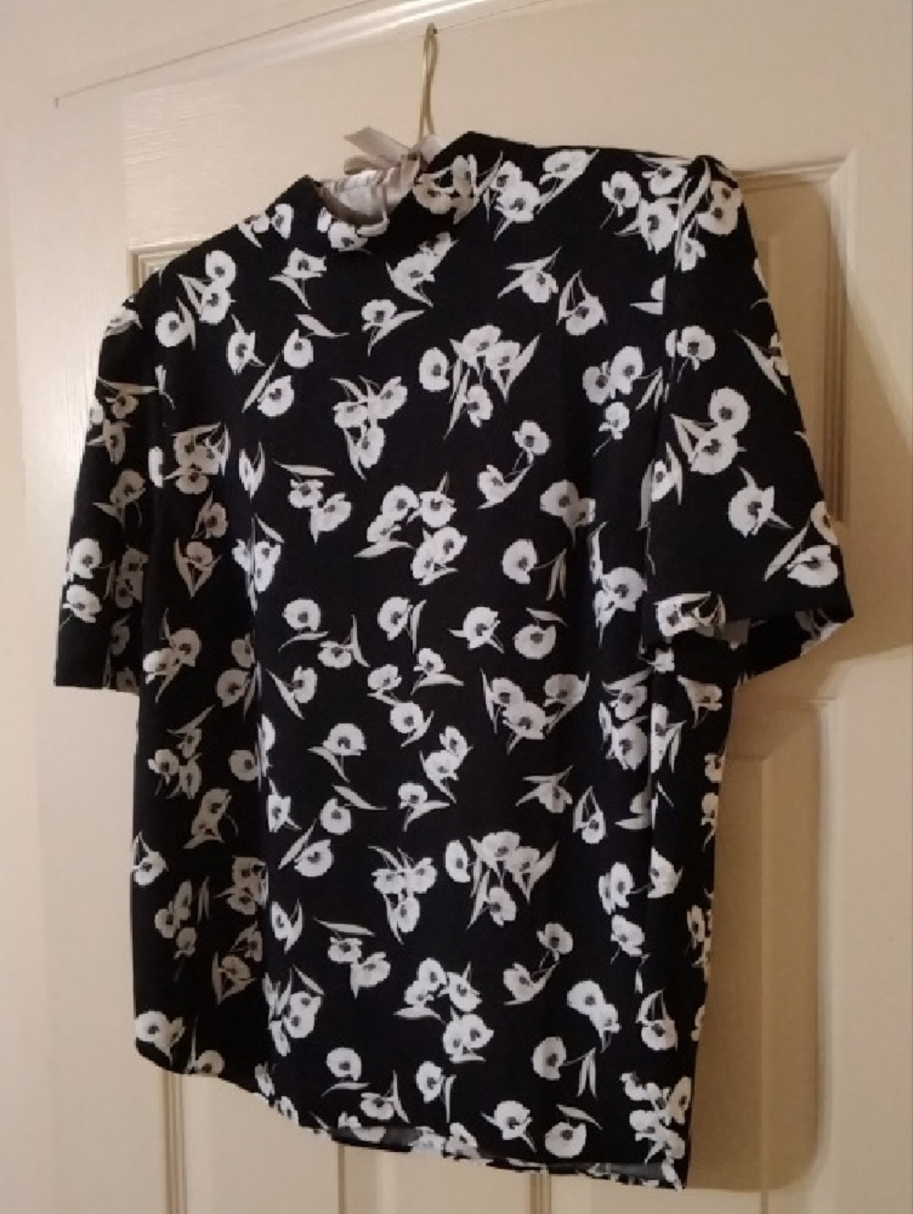 Ann Taylor Black & White Floral Short Sleeve Top - Picture 2 of 6